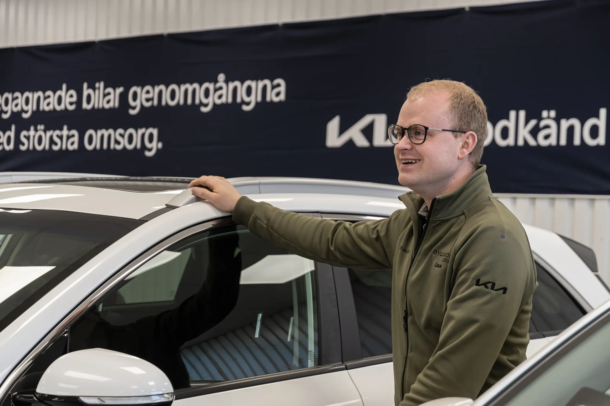 bylunds-bil-karlshamn-linus-visar-upp-en-kia-for-en-kund-i-bilhallen