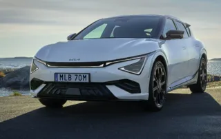 Kia EV6 elbil vid havsklippor i Blekinge, kombinerar design och avancerad elteknologi.