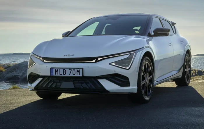 Kia EV6 elbil vid havsklippor i Blekinge, kombinerar design och avancerad elteknologi.