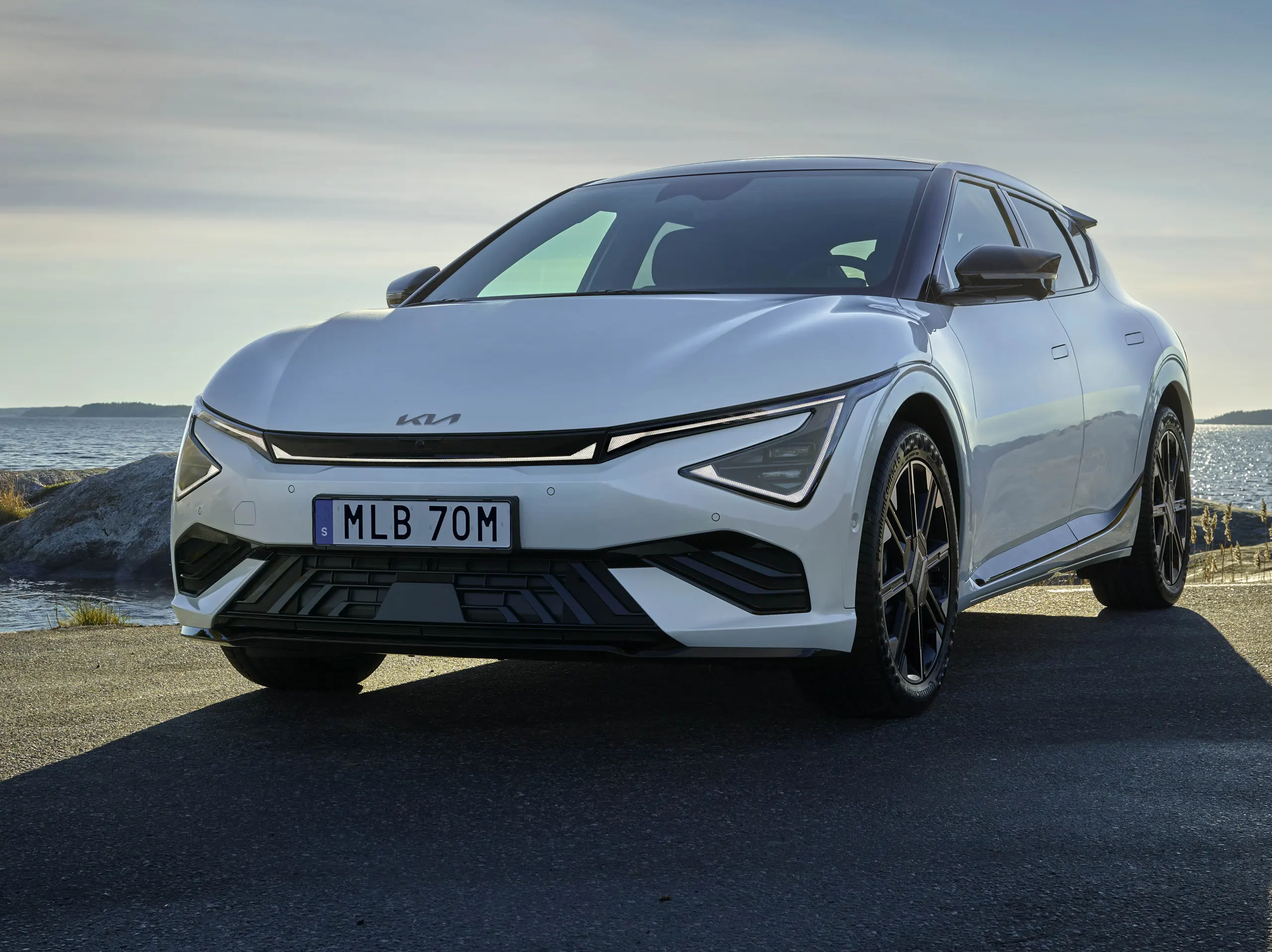 Kia EV6 elbil vid havsklippor i Blekinge, kombinerar design och avancerad elteknologi.