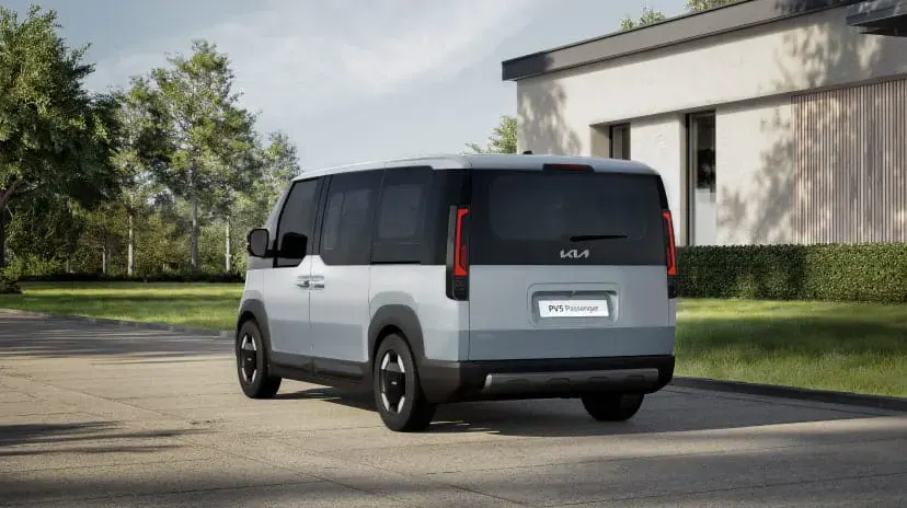Kia PV5 Passenger sedd bakifrån – eldriven transportbil från Bylunds Bil Karlshamn för företag och familjer i Blekinge.