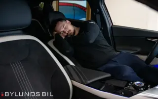Peter Celinski, som är garantiansvarig på BYlunds bils Kia auktoriserade Verkstad testar mjukheten och säkerställer komforten