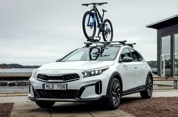 Takmonterad Kia cykelhållare – originaltillbehör hos Bylunds Bil Karlshamn, perfekt för säker cykeltransport på elbilar.
