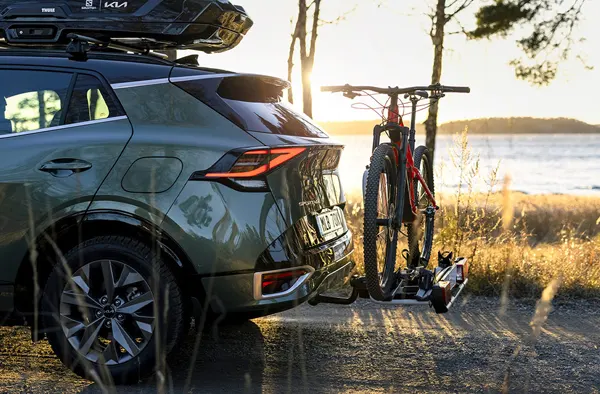 Cykelställ för 2 cyklar – Kia originaltillbehör hos Bylunds Bil Karlshamn, enkelt dragkroksmonterat för smidig cykeltransport i Blekinge.