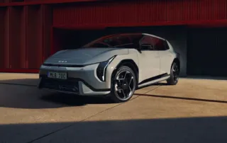 Kia EV4 utanför Bylunds Bil i Karlshamn – modern design, provkörning och hjälp vid stenskott i Blekinge.