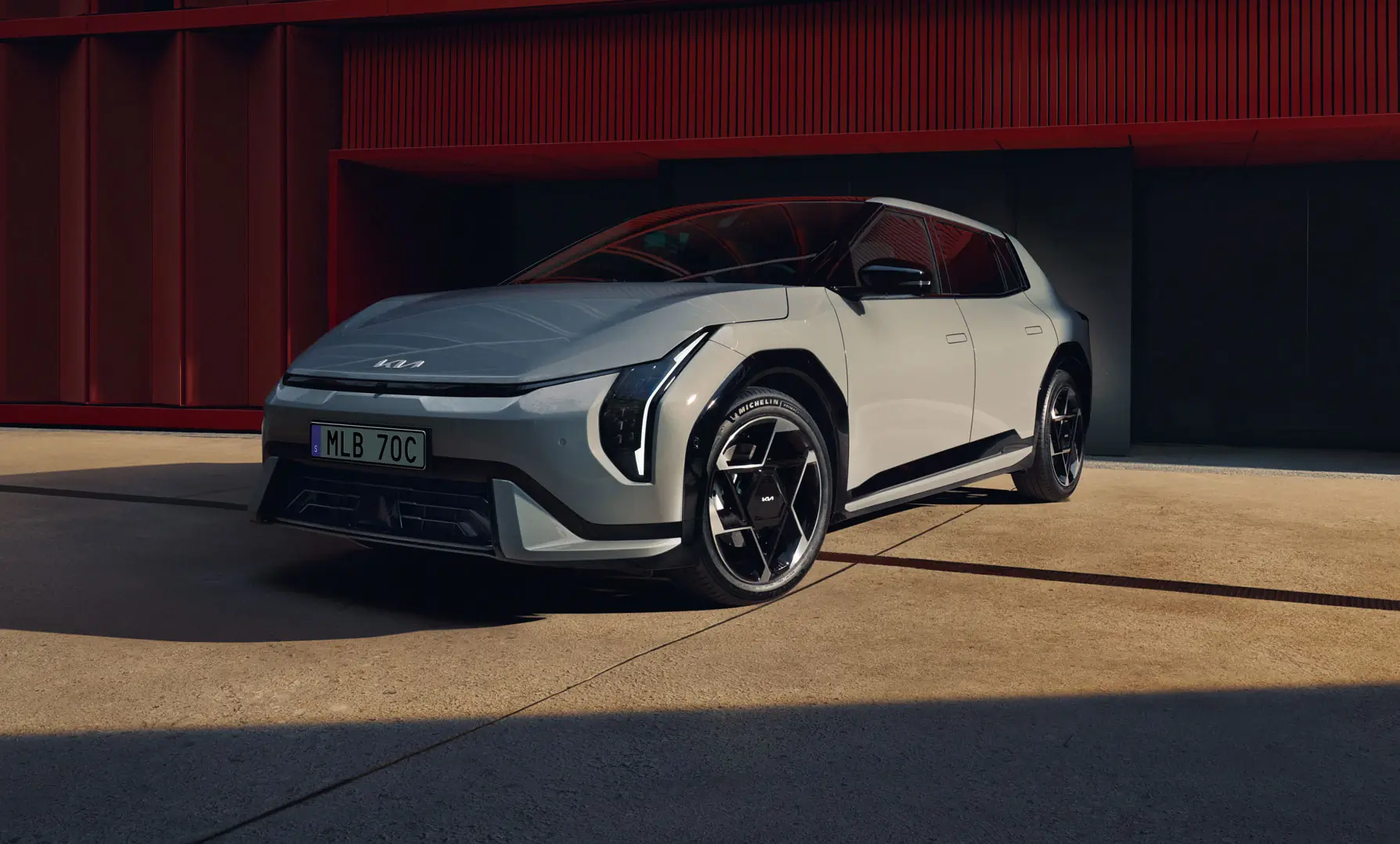 Kia EV4 utanför Bylunds Bil i Karlshamn – modern design, provkörning och hjälp vid stenskott i Blekinge.