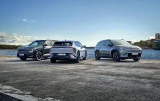 Kia EV5, Kia EV4 och Kia EV3 fotograferade vid kusten – elbilar med lång räckvidd och snabbladdning, visade av Bylunds Bil i Karlshamn.