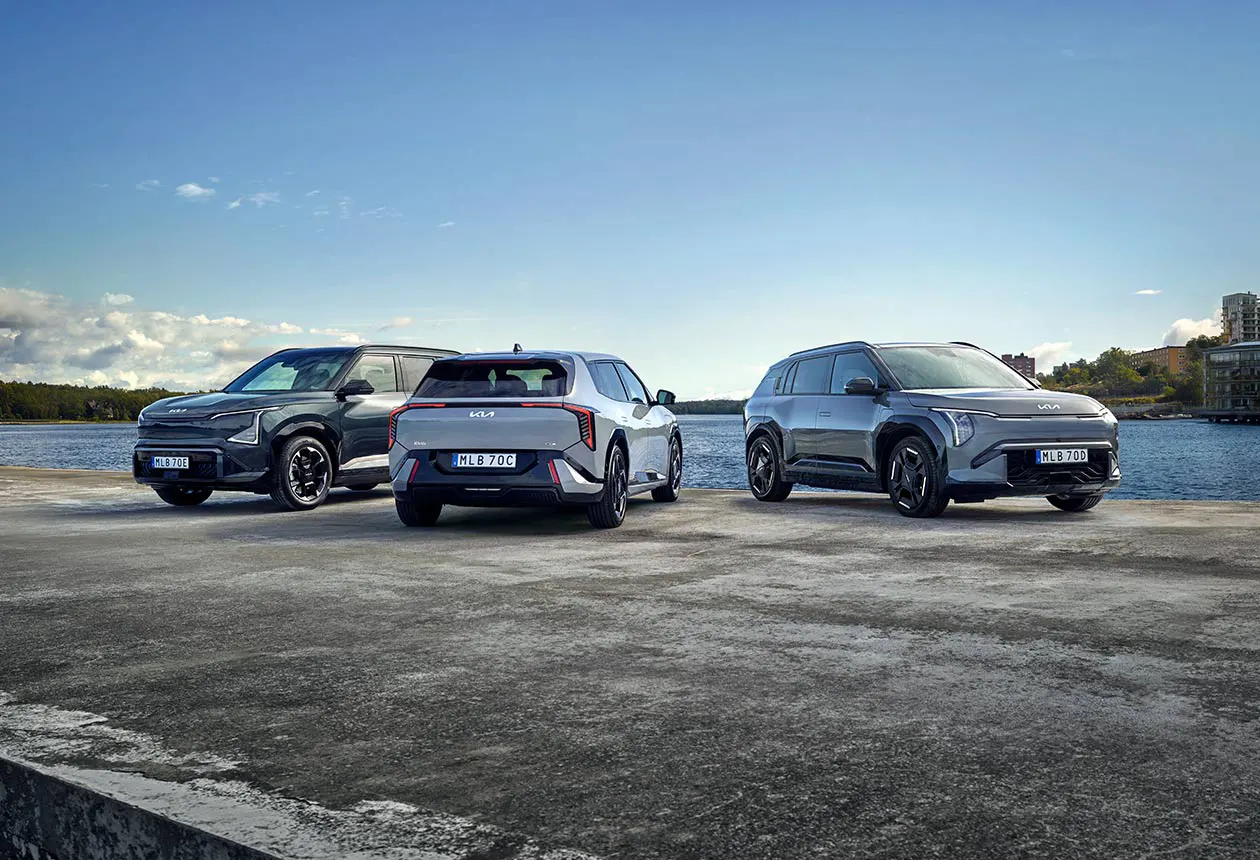Kia EV5, Kia EV4 och Kia EV3 fotograferade vid kusten – elbilar med lång räckvidd och snabbladdning, visade av Bylunds Bil i Karlshamn.