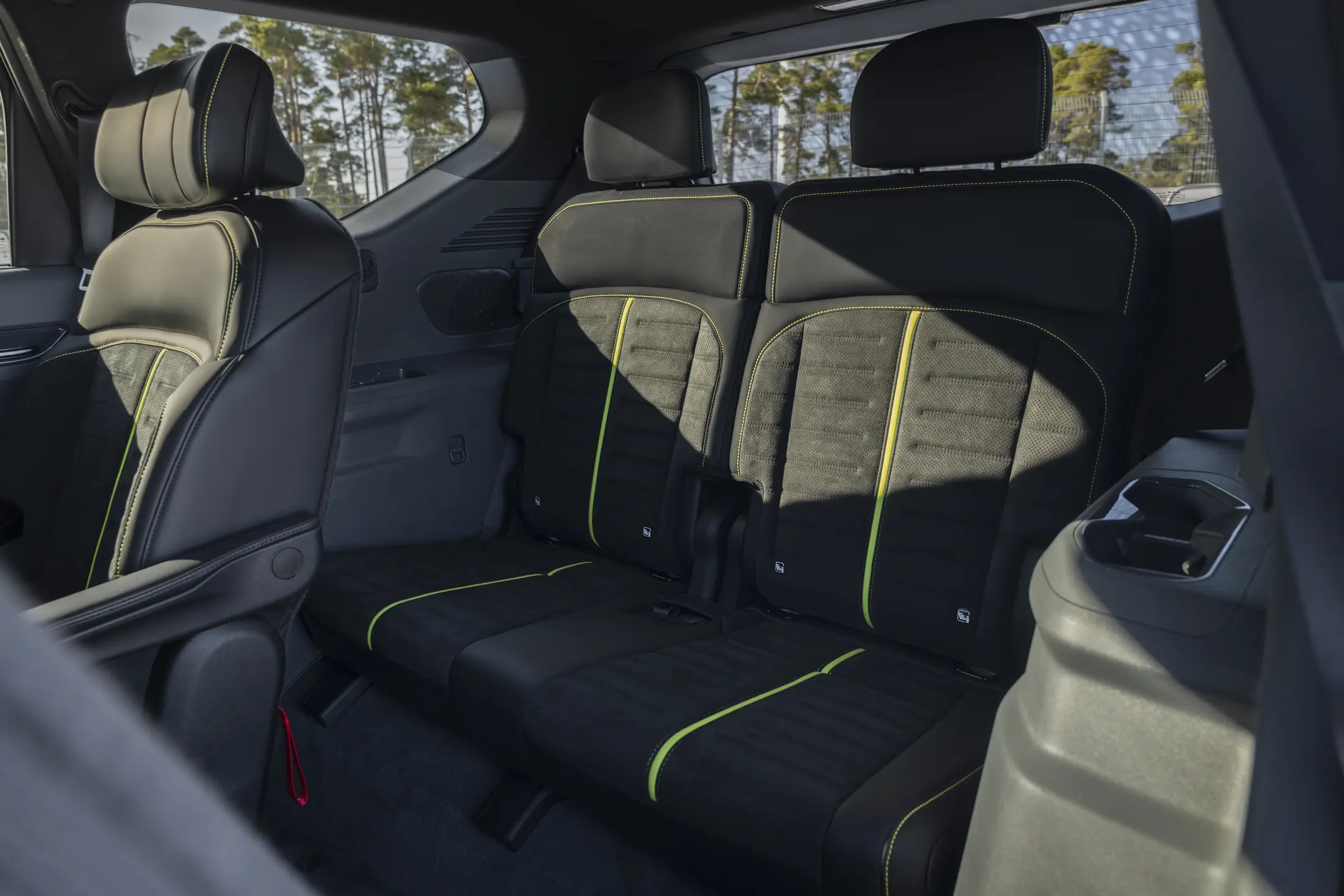 Interiörbild på exklusiva framstolar i Kia EV6 GT med gröna kontraststygn