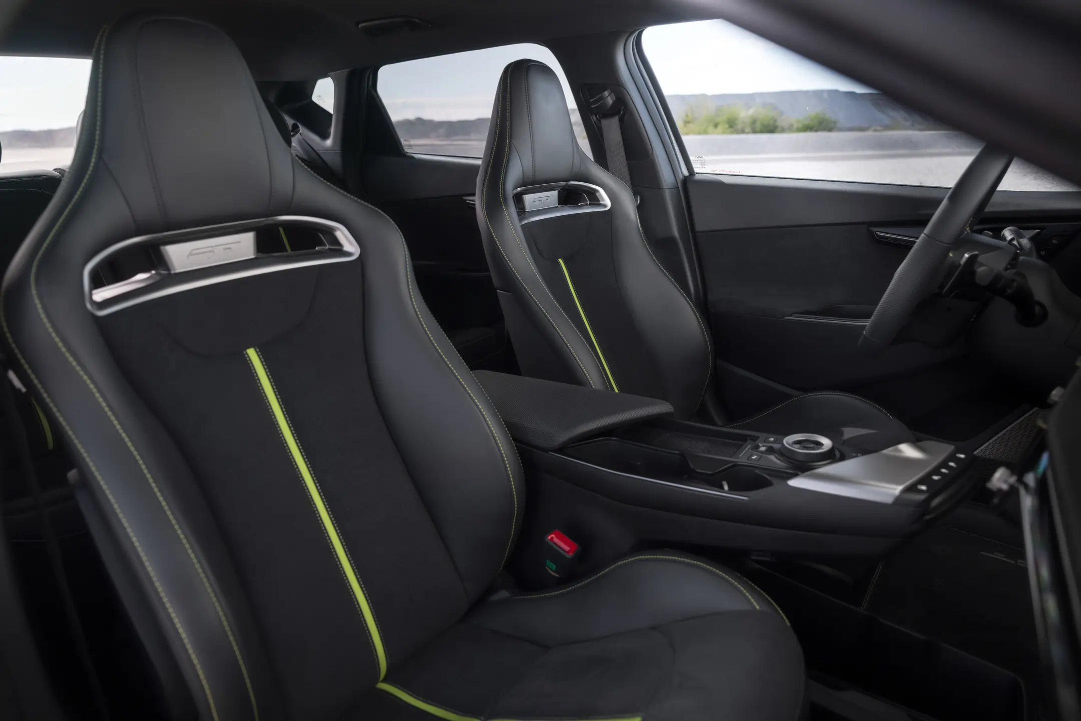 Interiör i Kia EV6 GT med sportstolar, ratt med paddlar och digital instrumentering