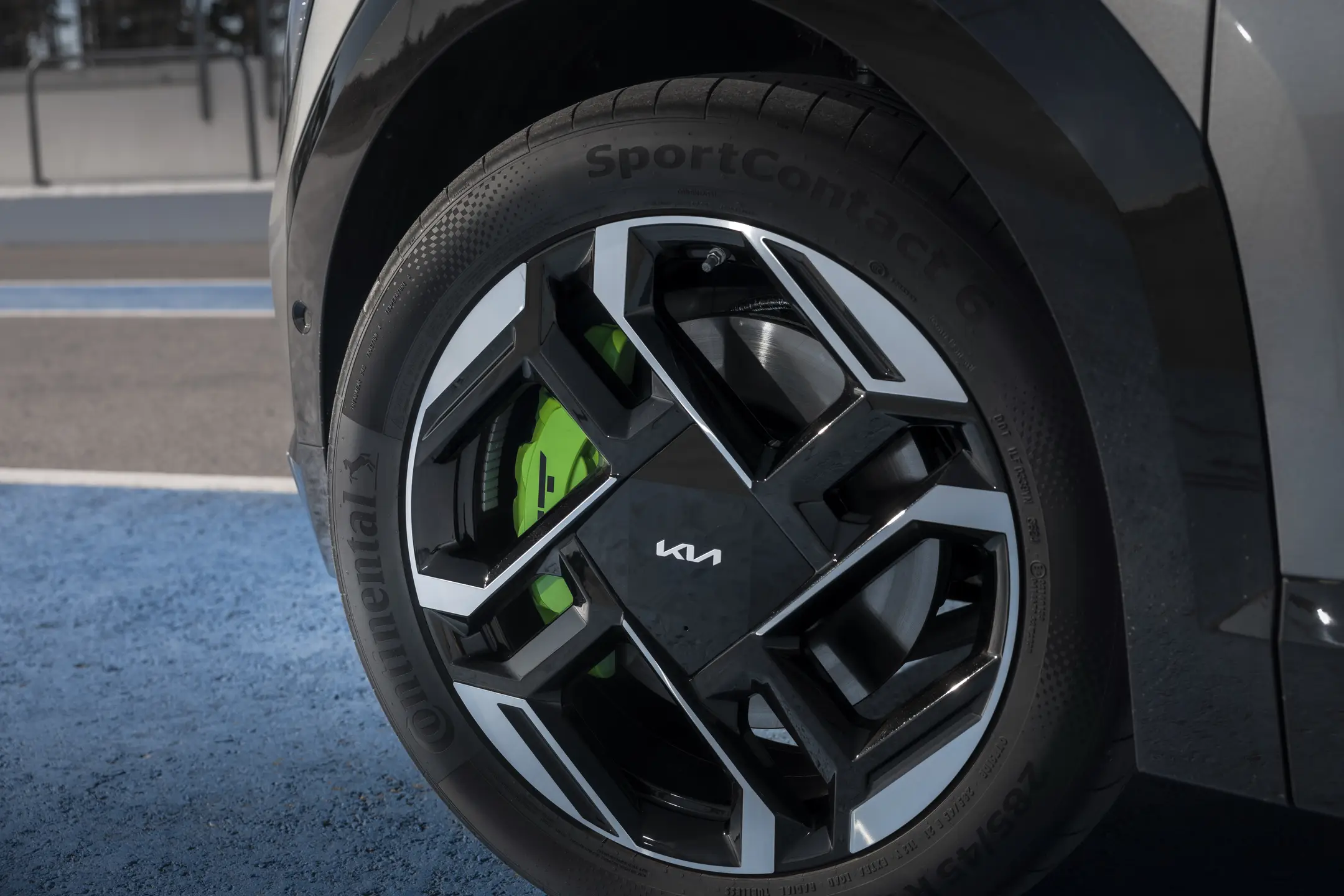 Sportiga aluminiumfälgar med gröna bromsklossar på en Kia EV6 GT elbil