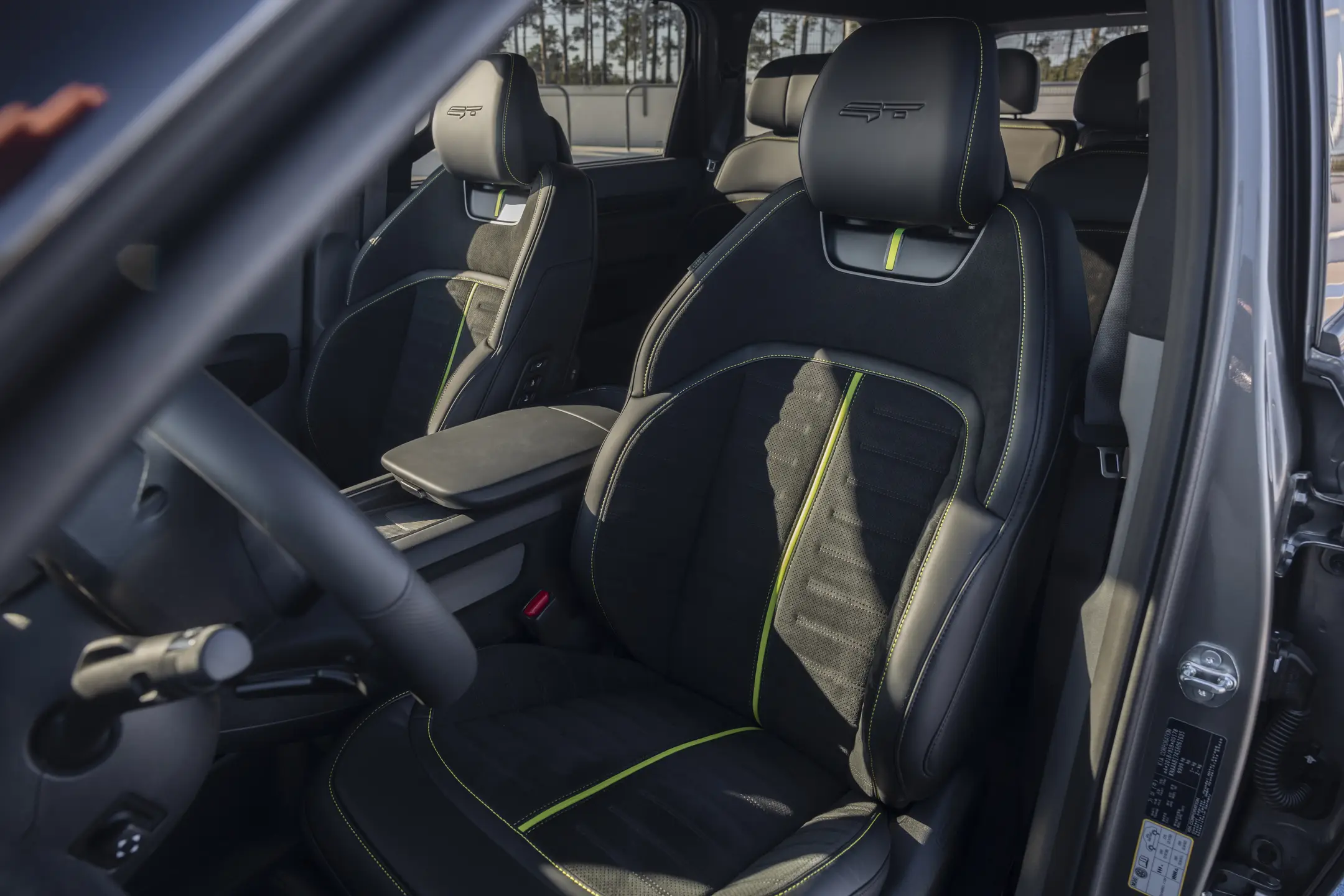 Interiörbild av den sportiga Kia EV6 GT med svarta lädersäten, gröna detaljer och teknisk instrumentpanel.