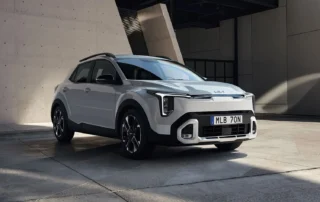 Vit Kia Stonic crossover i studio framifrån