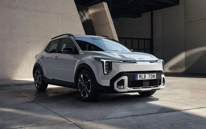 Vit Kia Stonic crossover i studio framifrån