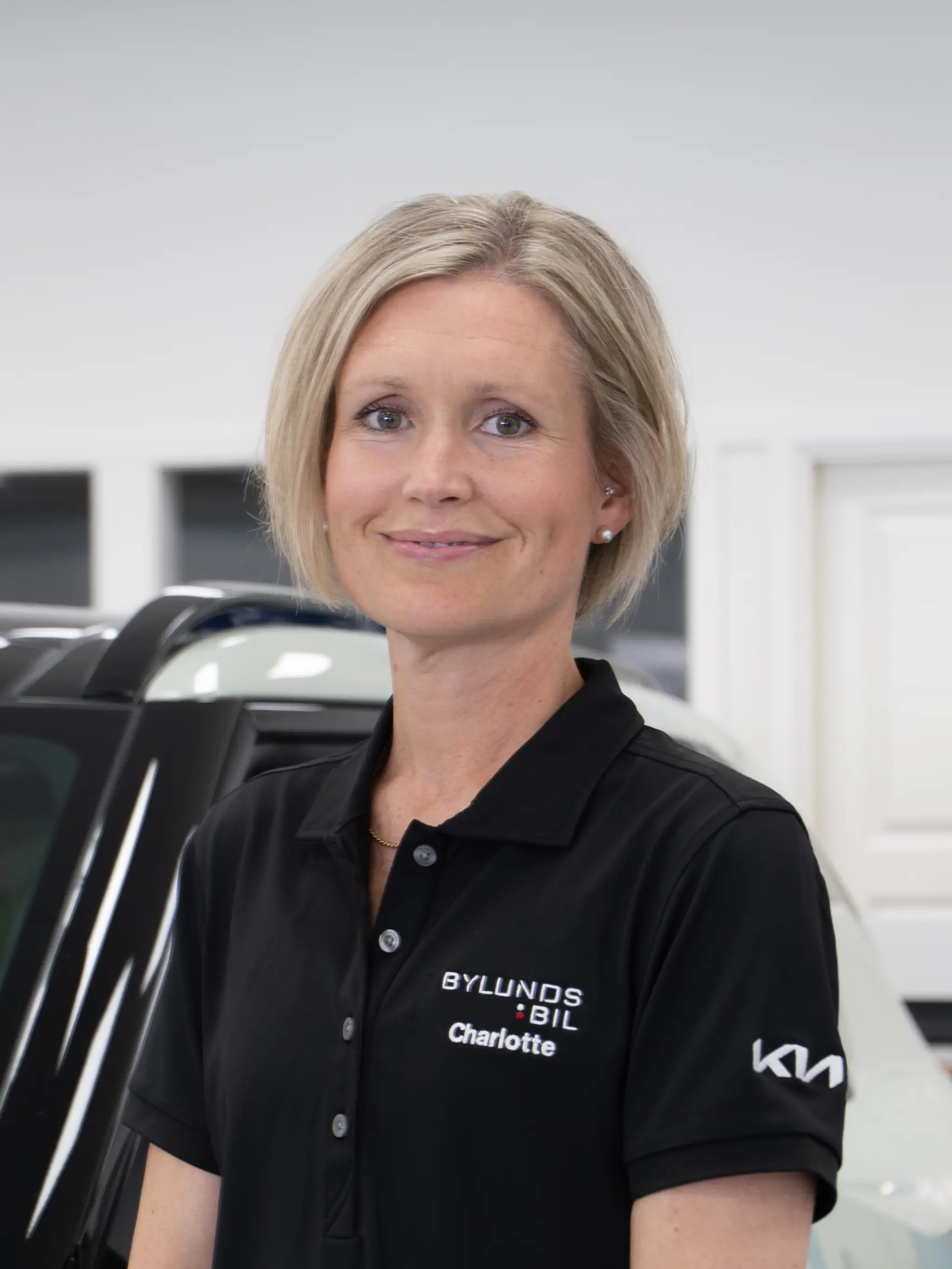 Charlotte-Abaji-kundmotagning-bylundsbil
