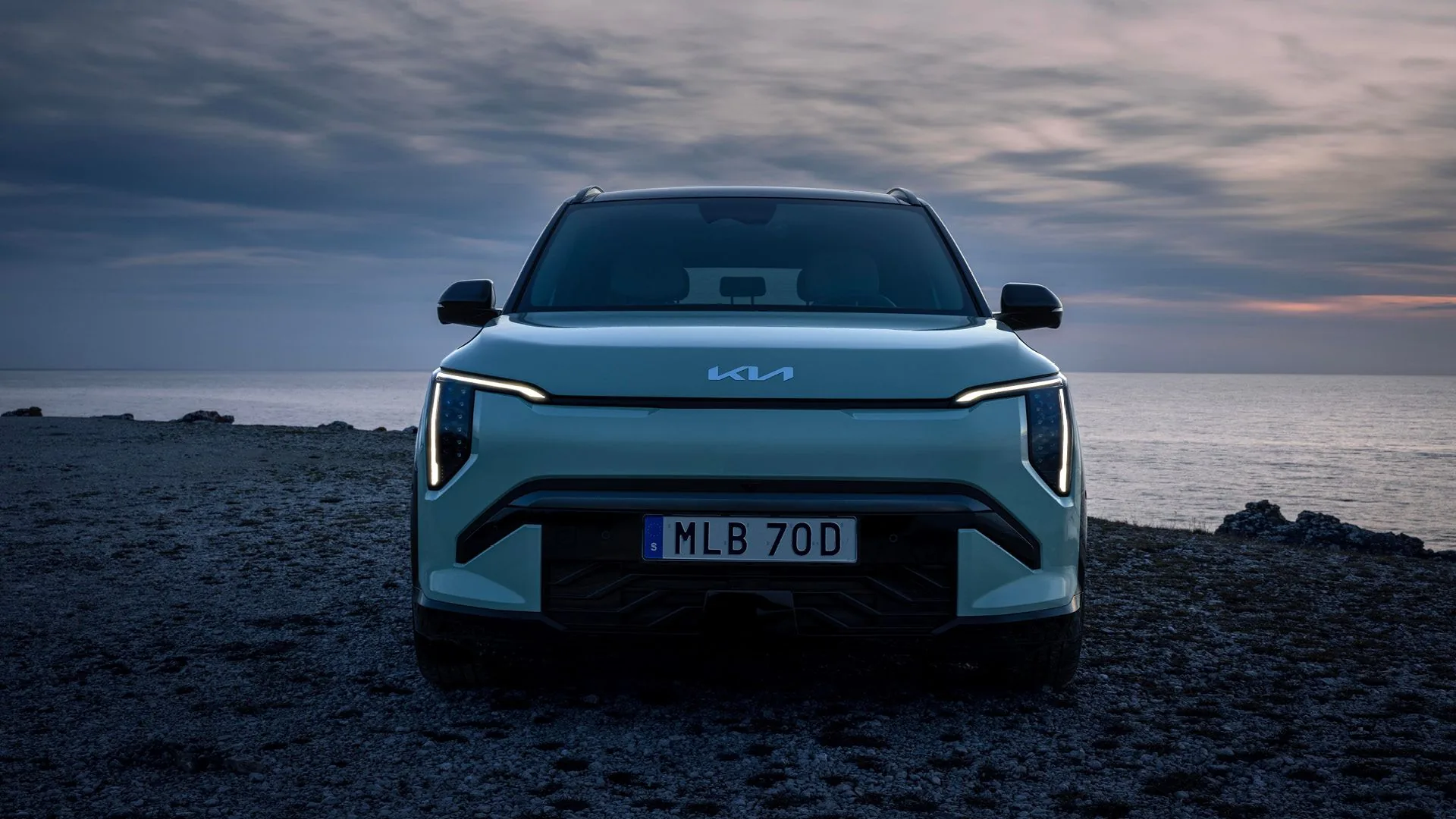 Kia EV3 rakt framifrån på en stenstrand hos Bylunds Bil i Karlshamn