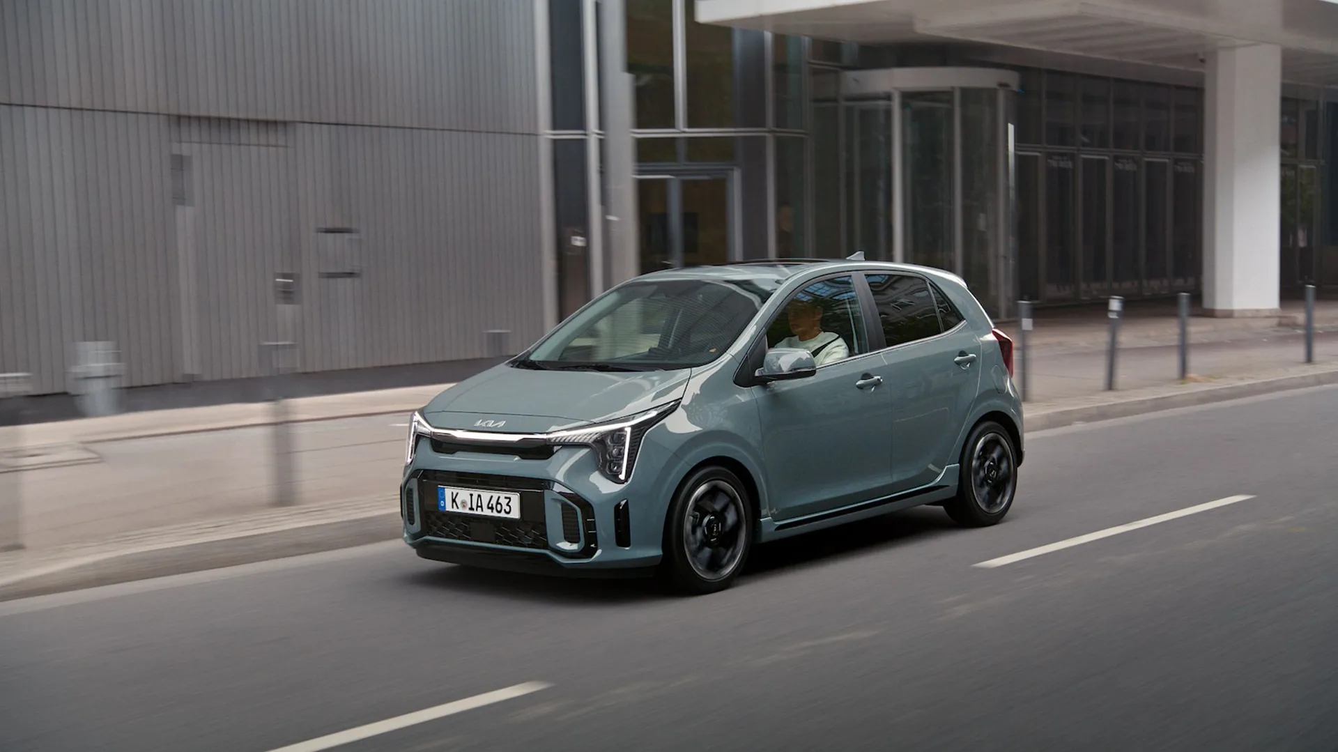 Kia Picanto i fart på en gata i stadsmiljö hos Bylunds Bil i Karlshamn