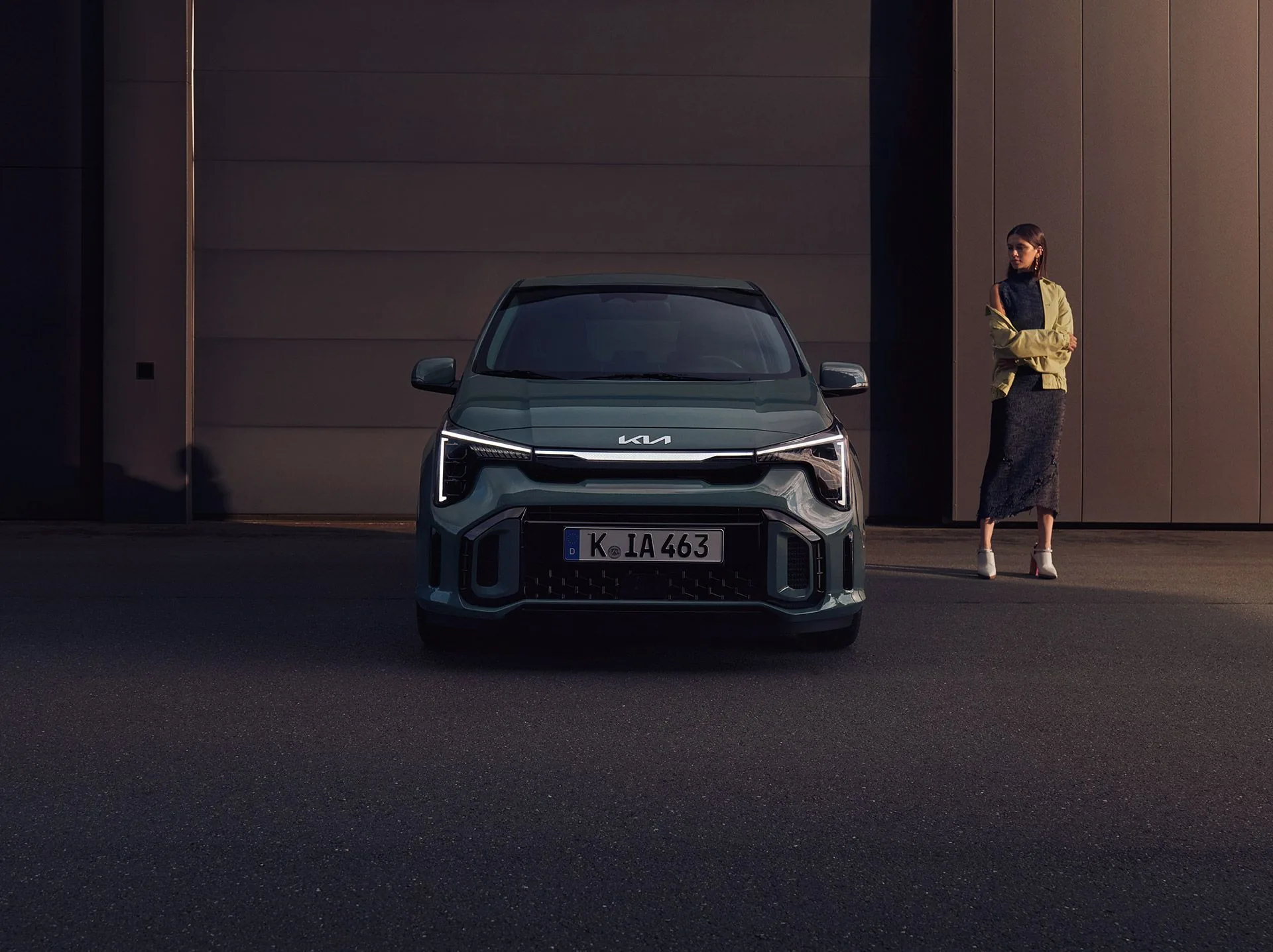 Kia Picanto rakt framifrån framför en mörk vägg hos Bylunds Bil i Karlshamn