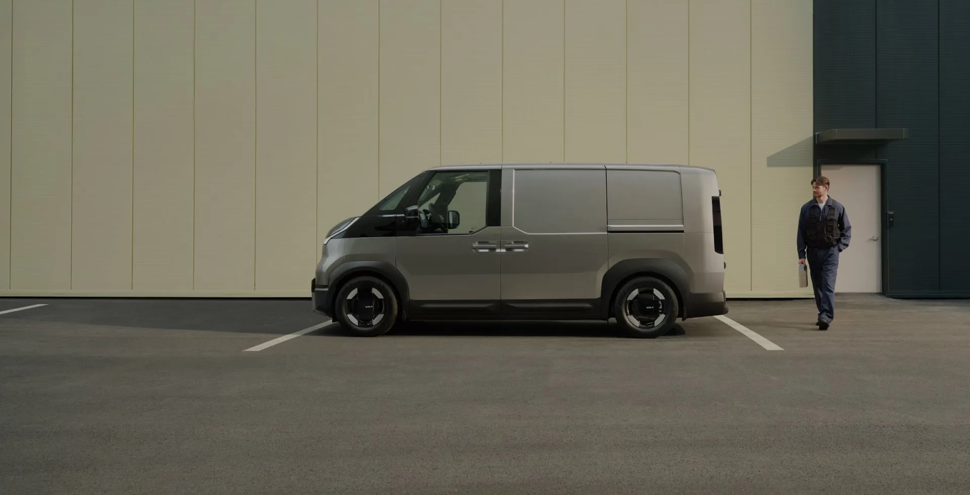 Kia PV5 Cargo från sidan på en parkeringsplats hos Bylunds Bil i Karlshamn