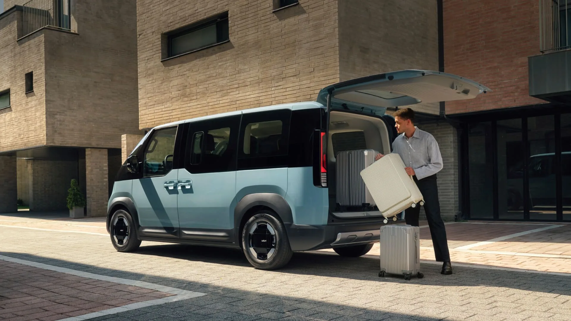 Kia PV5 Passenger med öppen baklucka och resväskor hos Bylunds Bil i Karlshamn
