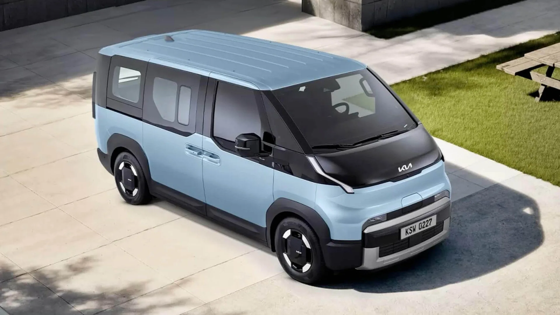 Kia PV5 Passenger snett framifrån och ovanifrån hos Bylunds Bil i Karlshamn