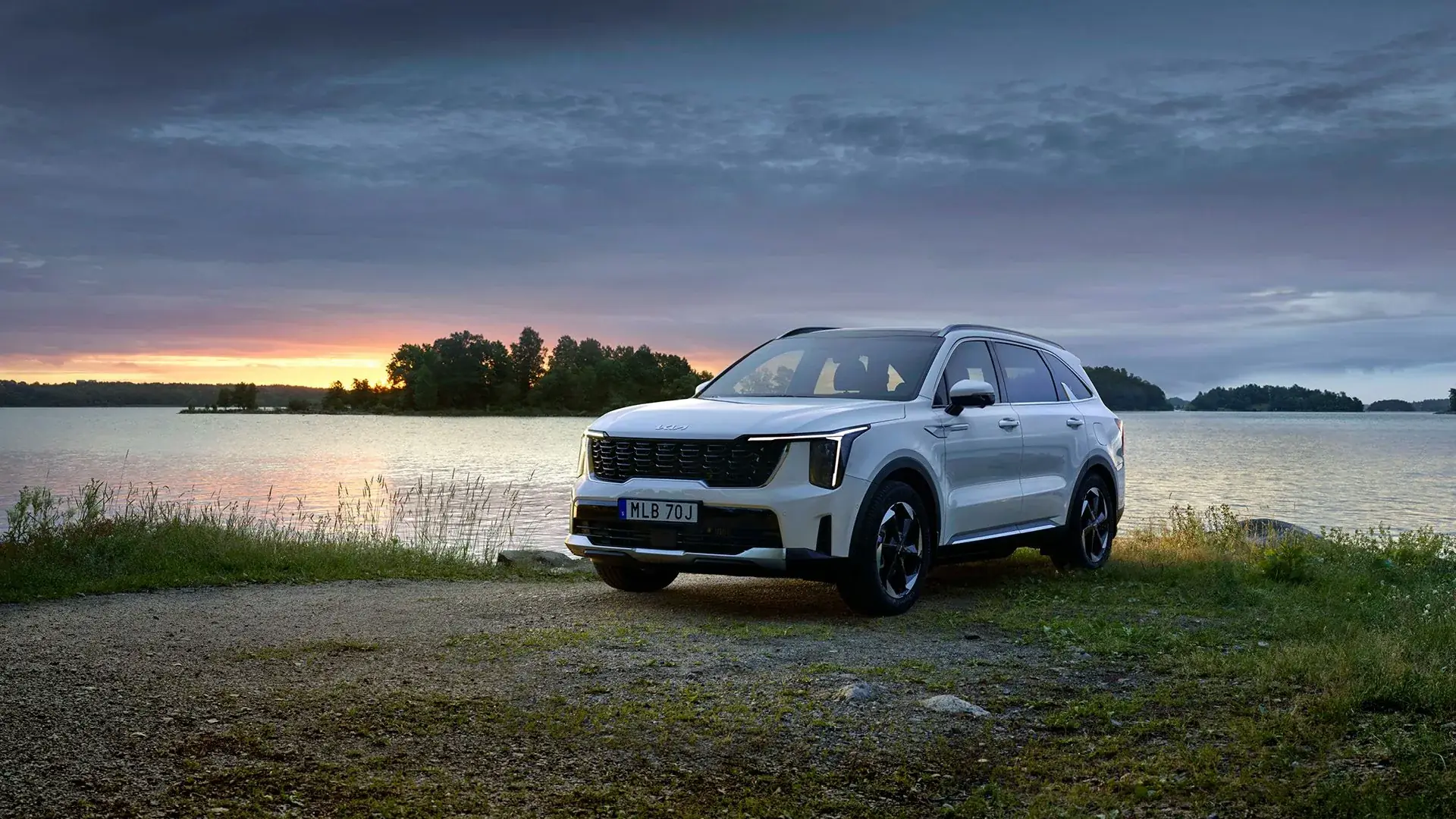 Vit Kia Sorento vid en sjö i skymningen, hos Bylunds Bil i Karlshamn
